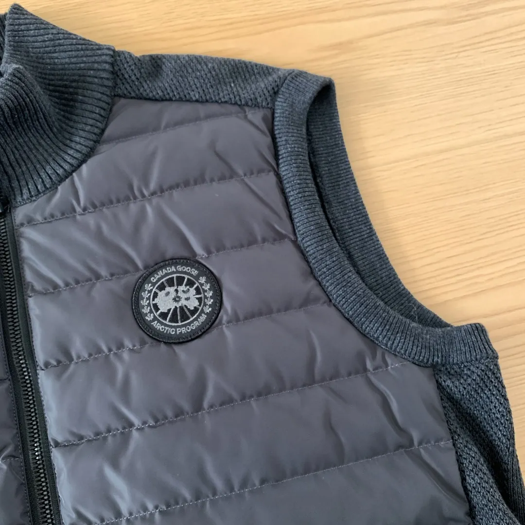 Style number: Y 🇨🇦Canada Goose "Canada Goose" 🇨🇦E 6829 y Bridge® men's knitted vest. The Hy Bridge® Knit Vest is the new arrival in our Hy Bridge® Knit Series, lightweight and warm. It can be worn as a jacket over a T-shirt or as an inner layer under another jacket for extra warmth without being bulky. Through Thermal Mapping® technology, down-filled thermal insulation panels are added to areas that need thermal insulation, and Breathable weaving technology is used to enhance breathability in areas that are prone to stuffiness. Color: Black red label Gray red label Dark Blue color red label Black black label Gray black label Size: XS S M L XL XXL
